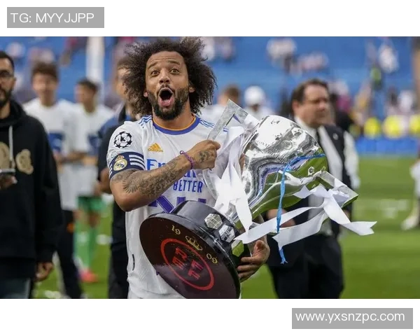 世界足坛传奇齐聚一堂 十大足球巨星合影呈现荣耀时刻